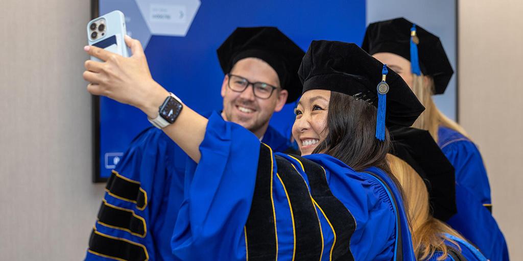 2024 graduates take a selfie together at Mayo Clinic commencement ceremonies in Florida