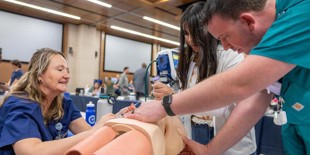 Faculty and prospective students interact at Mayo Clinic's Health Sciences and Education Fair in Arizona