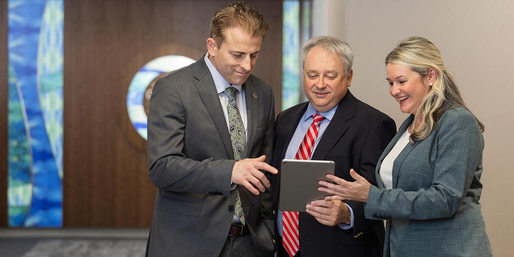 Transplant physicians and nursing staff discuss a patient case at Mayo Clinic