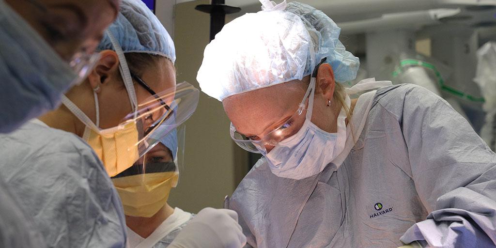 Minimally Invasive Gynecologic Surgery fellow assists in a surgery at Mayo Clinic in Arizona