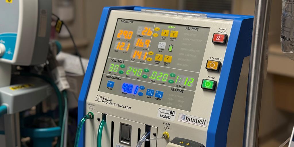 The screen of a bilirubin monitor is shown.