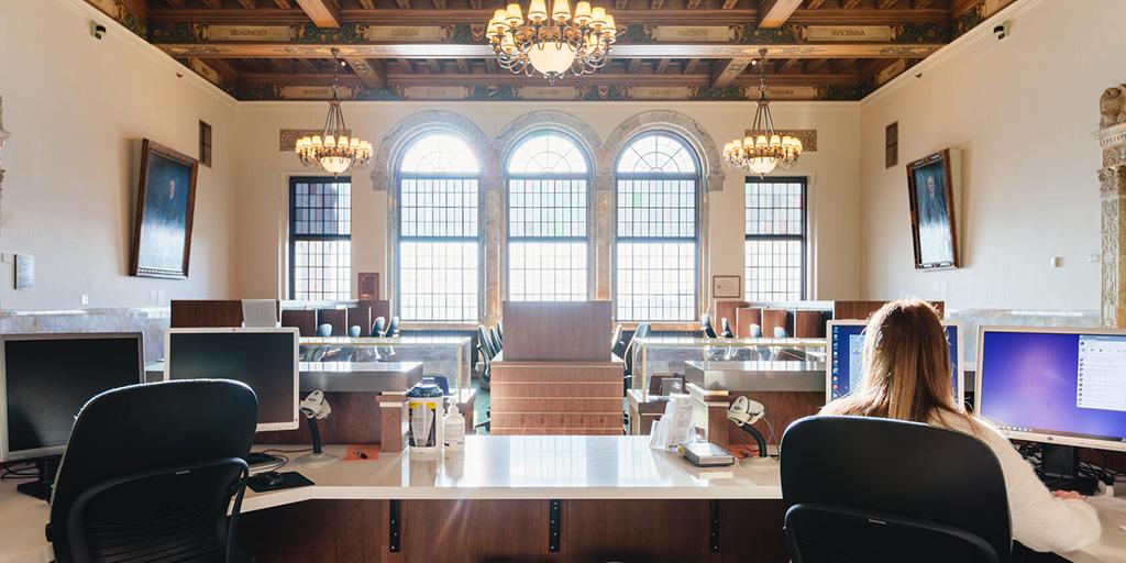 Interior photo of the Plummer Library at Mayo Clinic in Rochester