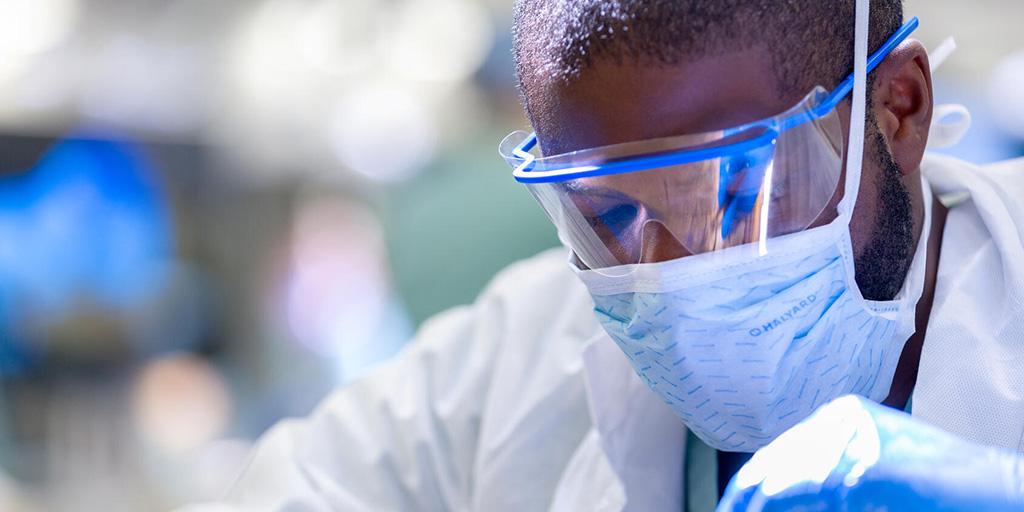 Medical student Ewoma Ogbaudu working in the lab at Mayo Clinic