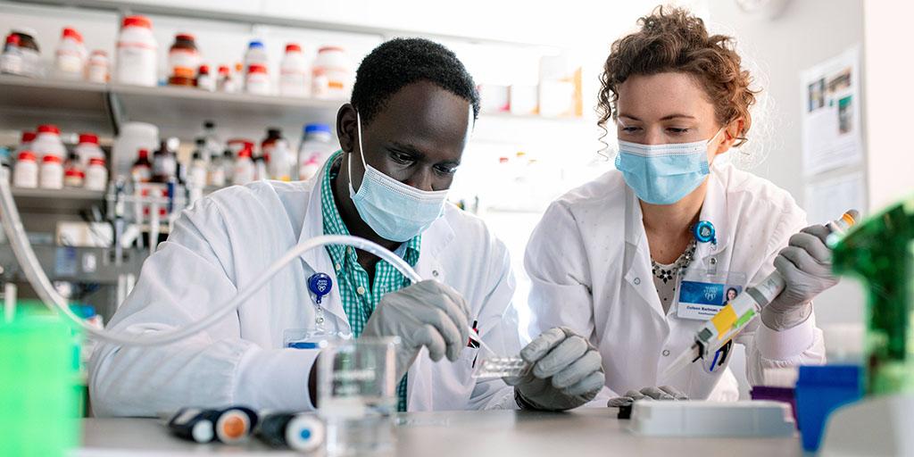 Summer Research Fellowship participant Yak Nak and postdoctoral fellow Colleen Bartman, Ph.D.