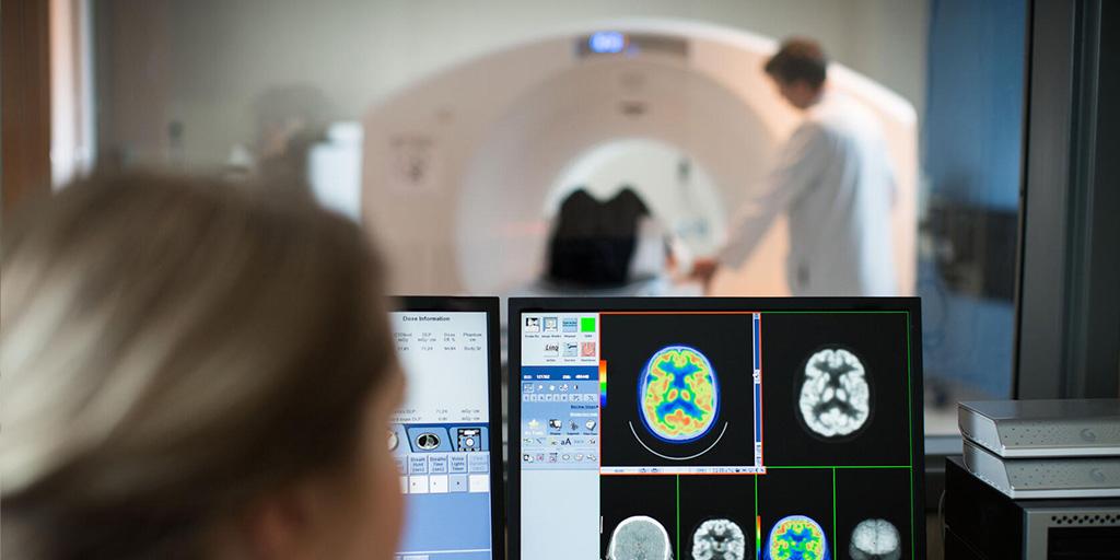 A Mayo Clinic radiologic technician performs a scan