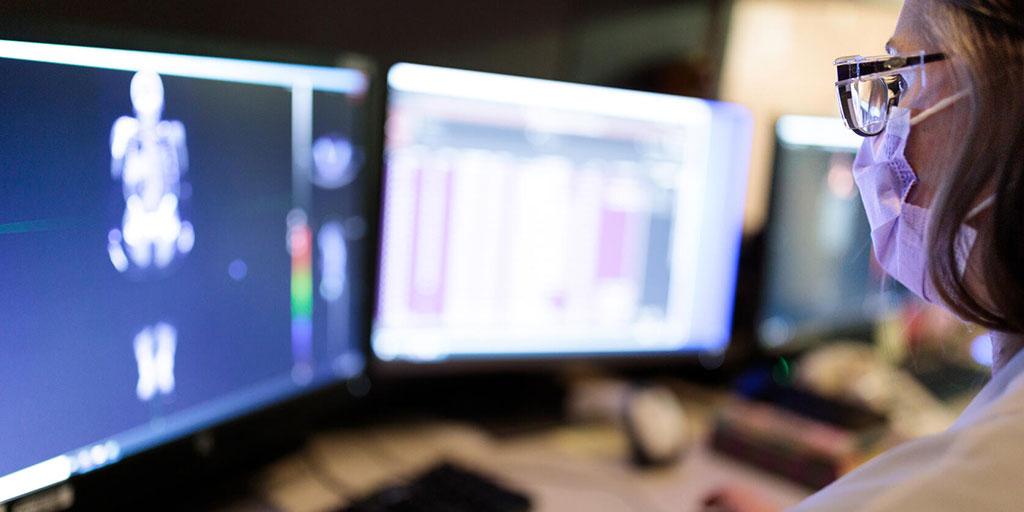 Students using 3-D Nuclear Medicine Imagery during curriculum