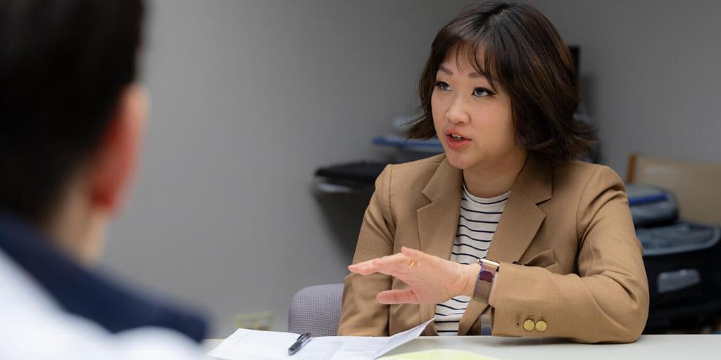 Two trainees had a discussion while sitting at a table.
