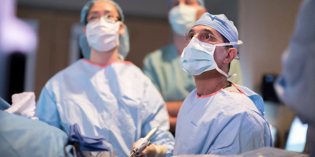 A surgeon focuses on imaging during an abdominal trasplant case