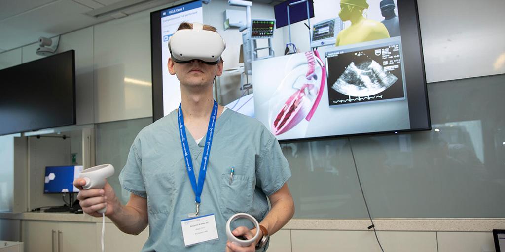 One of our fellows learning how to manage ECMO patents through a virtual reality simulation