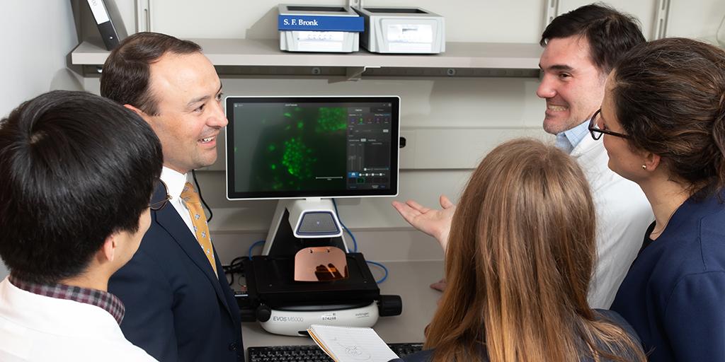 Rory Smoot, M.D., teaching in his lab