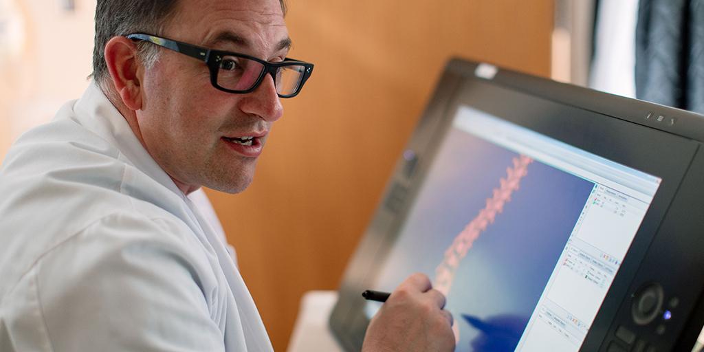 A Mayo Clinic faculty member discusses 3D imaging to neuroradiology fellows.