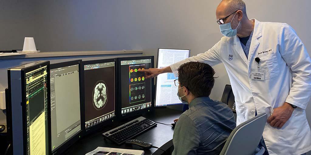 Faculty working with a fellow in the Nuclear Medicine Radiology Fellowship program