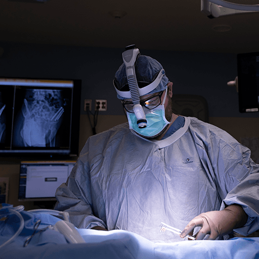 An orthopedic surgeon fellow in the operating room
