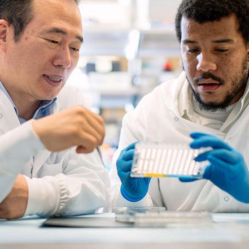Dr. Choi and Lee Peyton in the lab at Mayo Clinic in Rochester, Minnesota.
