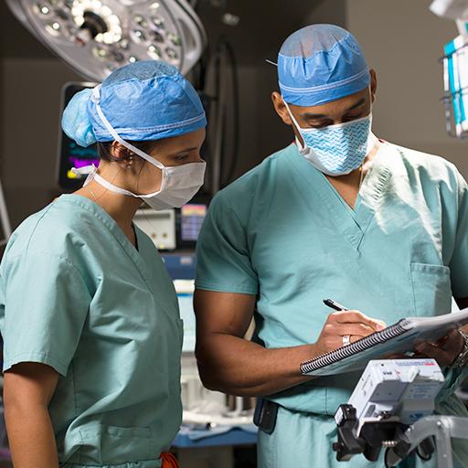 Mayo Clinic anesthesiologists discussing a case in the operating room