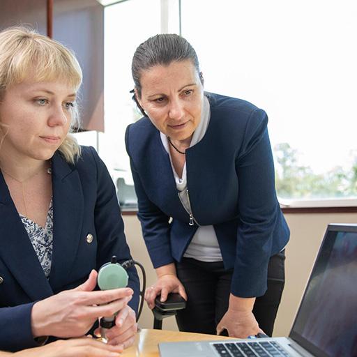 A consultant and resident from the Rheumatology Fellowship in Jacksonville, Florida, view an image.