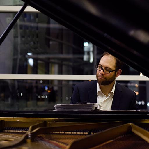 Piano player in the Gonda lobby