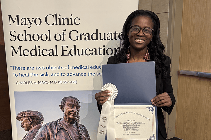 Anesthesiology resident holding award