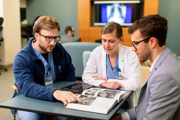 Diagnostic radiology residents work together