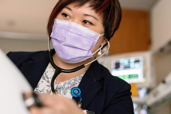 Hematology/Oncology faculty member works with a patient at Mayo Clinic in Rochester, Minnesota.