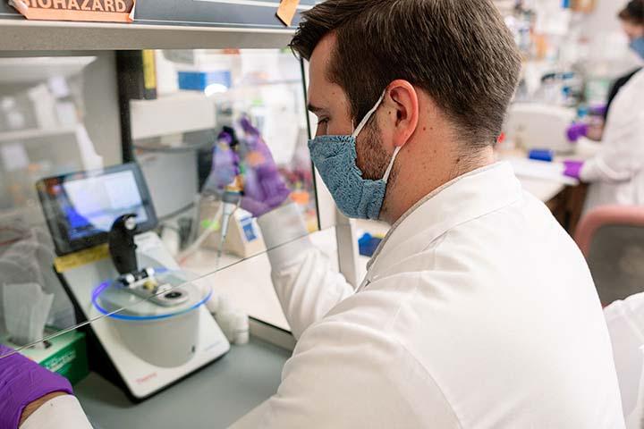 Student researcher in the lab