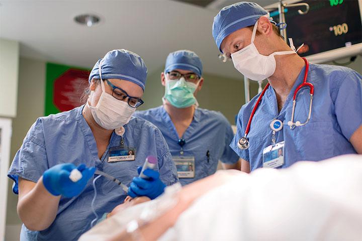 麻醉师在人体模型上进行手术
