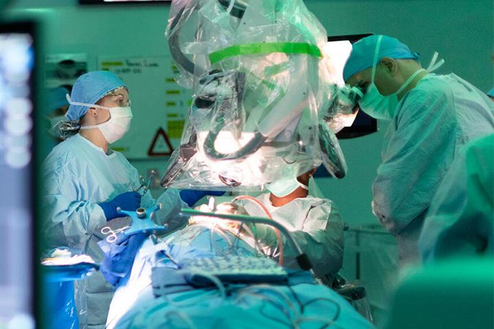 Neurosurgery fellows using surgical navigation system in the operating room