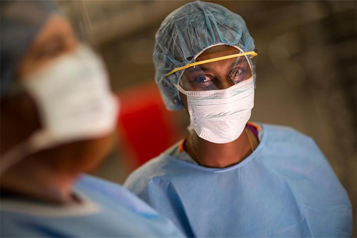 A thoracic surgery fellow learning at a Mayo Clinic simulation center